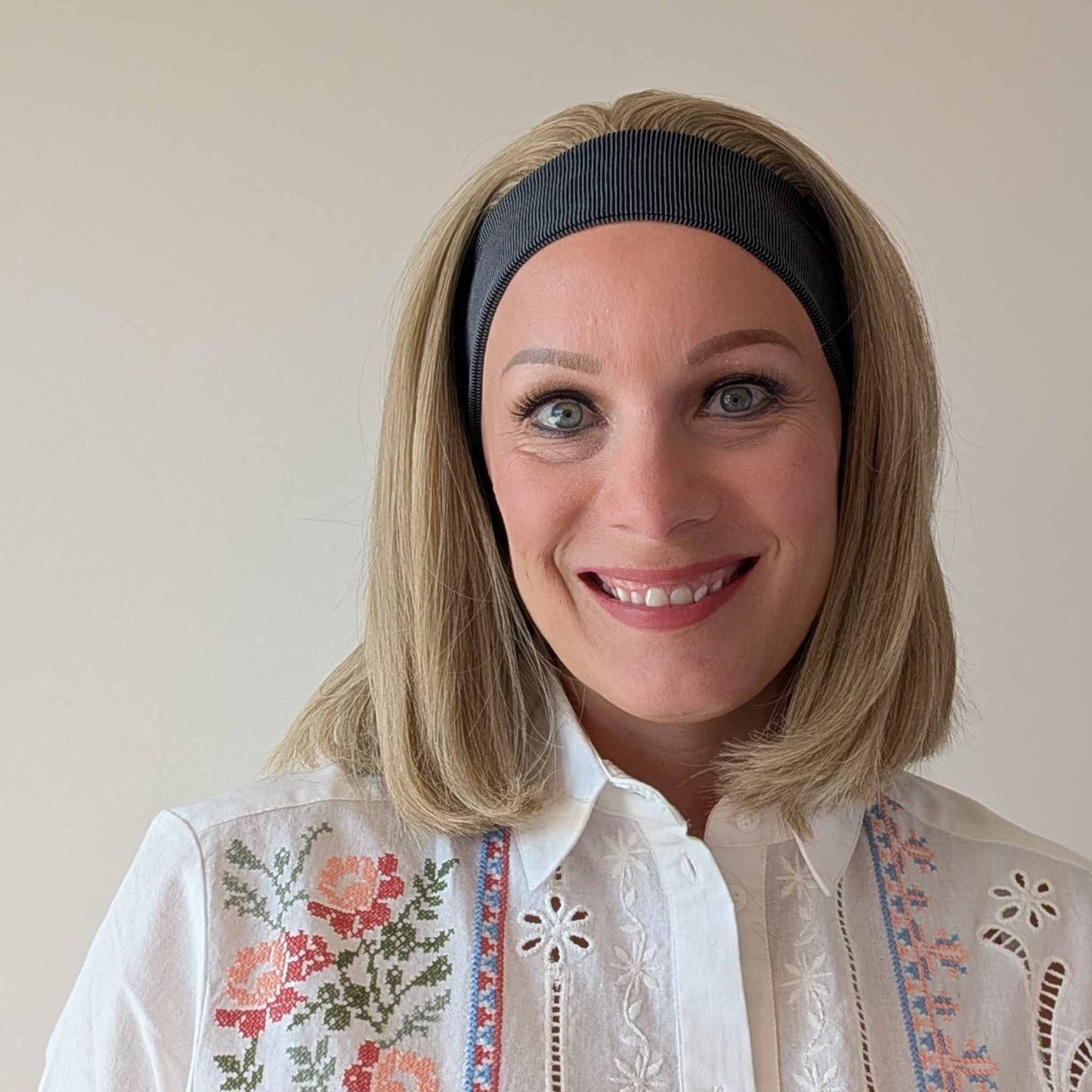 bob headband wig natural blonde 
