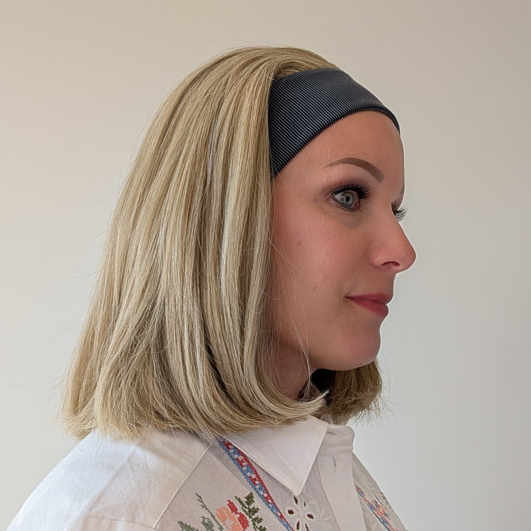 bob headband wig natural blonde 
